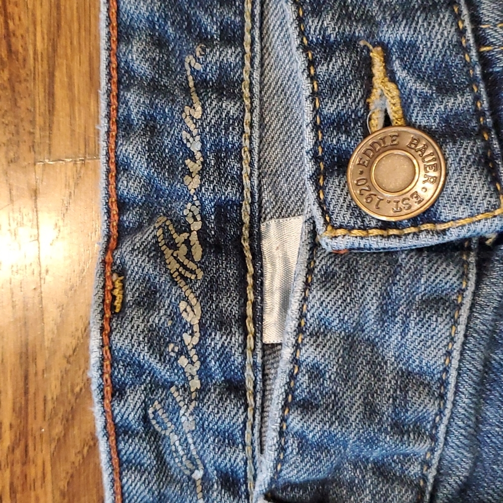 Womens Eddie Bauer medium wash raw hem jean shorts size 6 - Picture 3 of 3